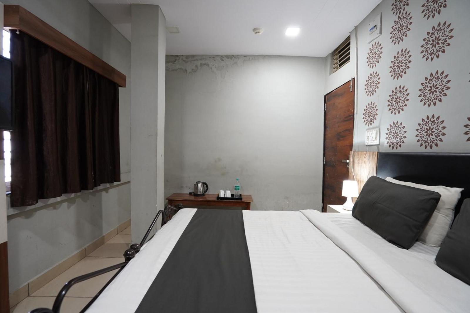 Hotel Sai Inn, Ahmedabad Airport Экстерьер фото