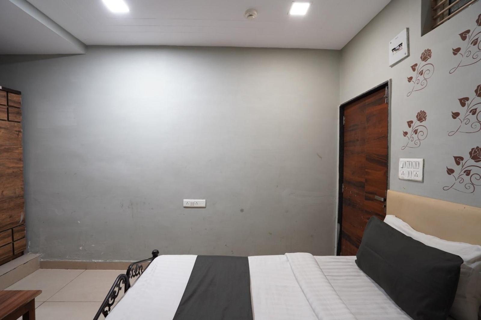 Hotel Sai Inn, Ahmedabad Airport Экстерьер фото