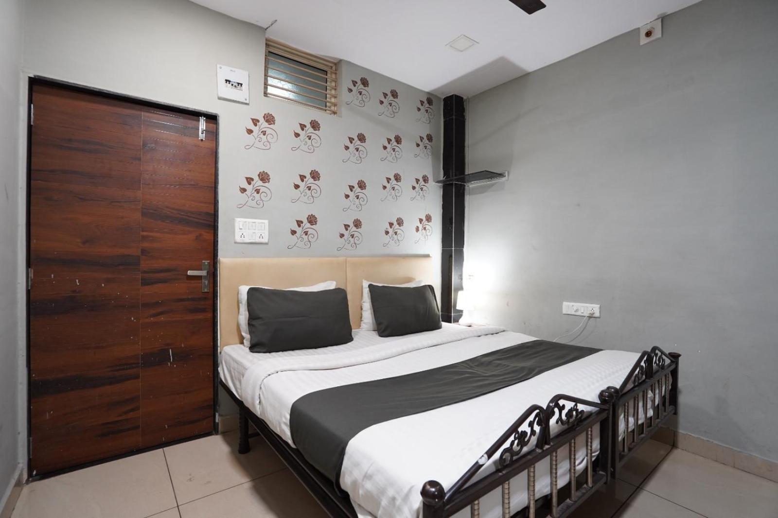 Hotel Sai Inn, Ahmedabad Airport Экстерьер фото