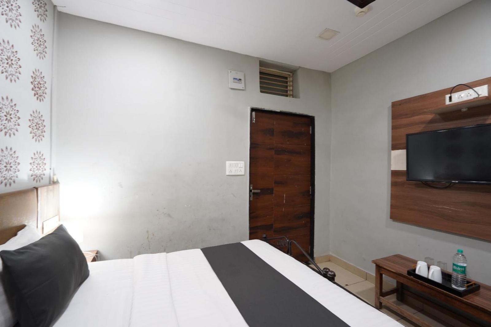 Hotel Sai Inn, Ahmedabad Airport Экстерьер фото