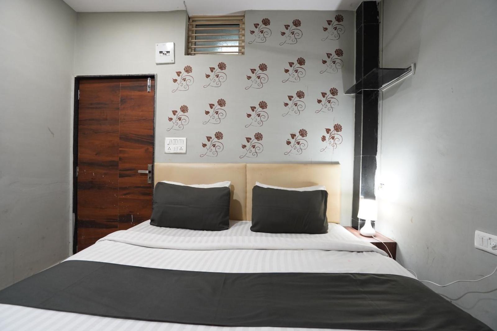 Hotel Sai Inn, Ahmedabad Airport Экстерьер фото