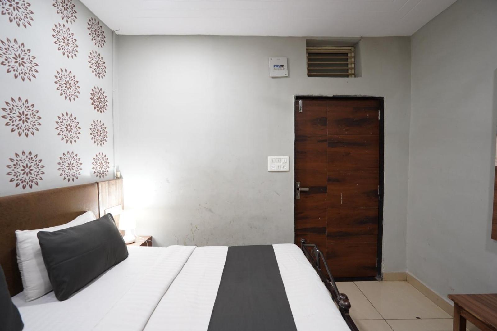 Hotel Sai Inn, Ahmedabad Airport Экстерьер фото