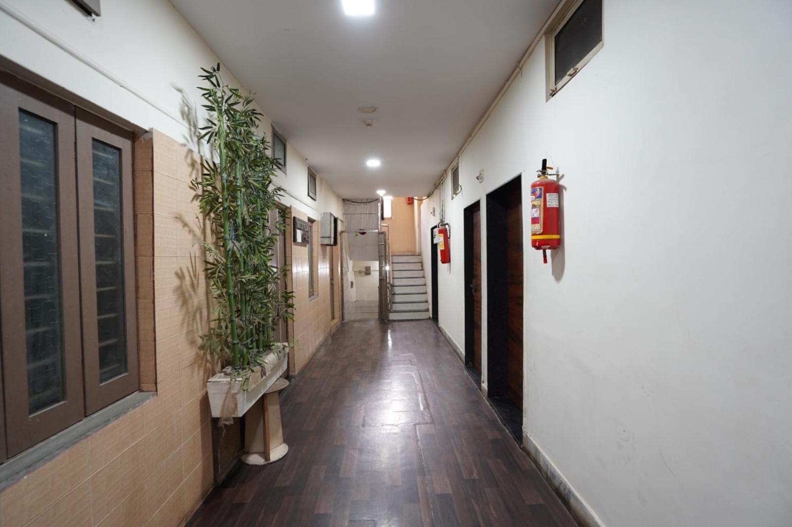 Hotel Sai Inn, Ahmedabad Airport Экстерьер фото