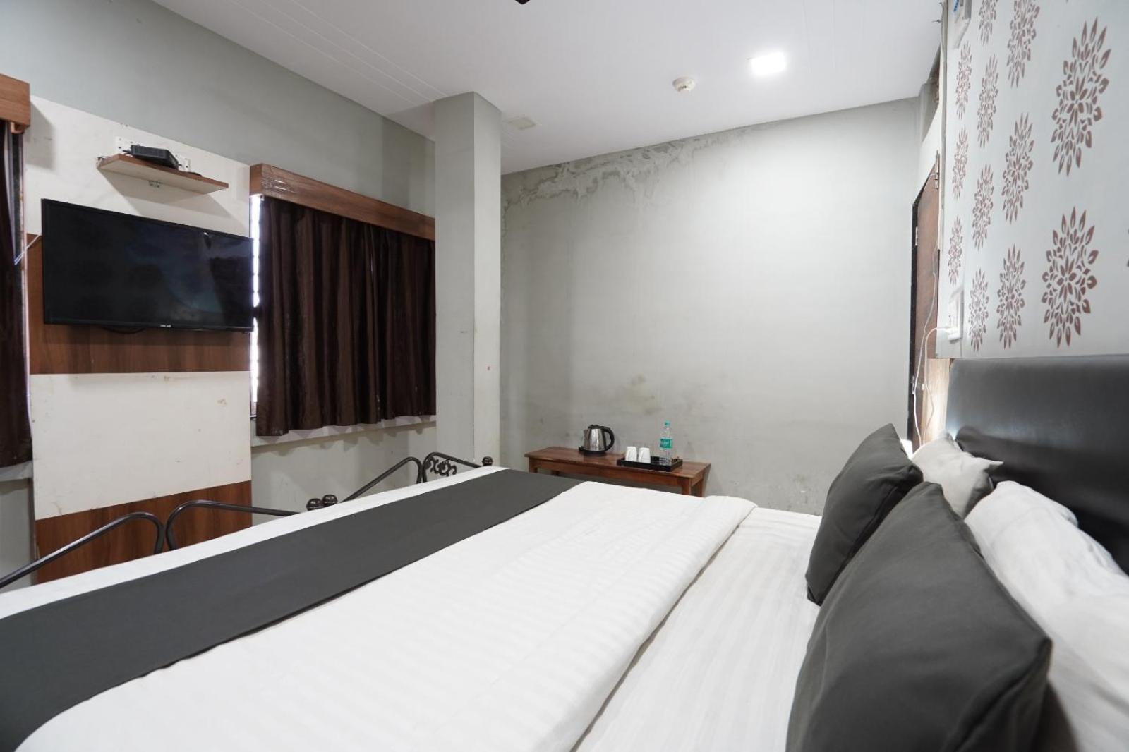 Hotel Sai Inn, Ahmedabad Airport Экстерьер фото